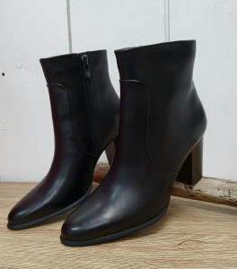 Bottines en cuir noir femme