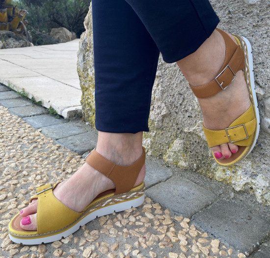 Nu pieds femme jaune