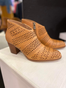 Bottines ambre perforées femme