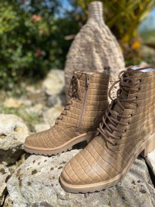 Bottines à lacets croco femme
